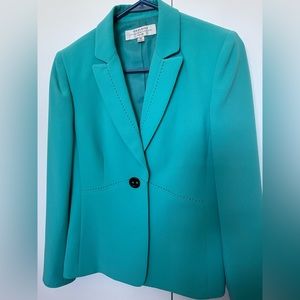 Women’s Tahari 2 piece suit - 4P